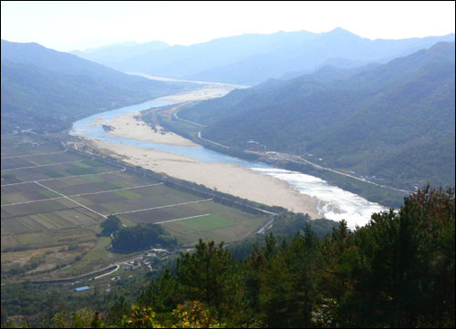 고소성에서 바라본 섬진강. 모래톱 부근이 지리산문화제가 열리는 평사리 공원 